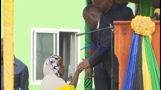 Tazama Rais Magufuli alivyomjaza fedha Bibi Havintishi wakati akihutubia [upl. by Caren]