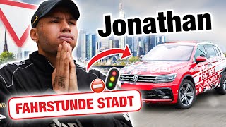 Rein ins Verkehrschaos und Schalten lernen 🚘 Jonathan Steinig  Fischer Academy [upl. by Stephenson]