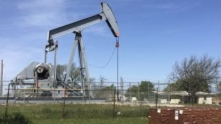 Massive shale oil field found in Texas [upl. by Bang]