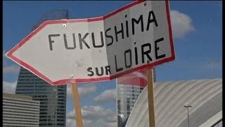 Paris des milliers de manifestants antinucléaire forment une chaîne humaine  0903 [upl. by Eilyak]