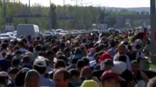 Thousands of refugees and migrants in mass walk out of Hungary [upl. by Hobbie674]