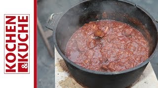 Gulasch im Dutch Oven  Kochen und Küche [upl. by Aleil735]