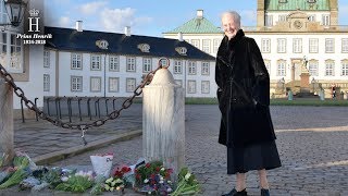 Dronning Margrethe så de mange blomsterhilsner til prins Henrik på Fredensborg [upl. by Adnylam507]