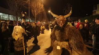 Tausende Besucher beim MaxglanerKrampuslauf [upl. by Etteb66]