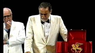 Vittorio Gassman riceve il Leone doro alla carriera  Venezia 1996 [upl. by Xirdnek]