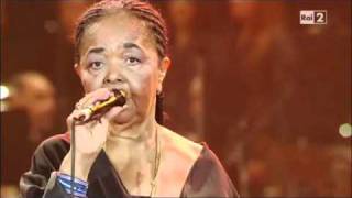 CESARIA EVORA quothoje è Natalquot [upl. by Oballa]