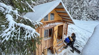 In the forest in a log cabin AWAY FROM PEOPLE  For three days in a WARM TAIGA HOUSE [upl. by Montagna]