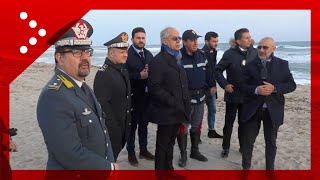 Migranti Piantedosi sulla spiaggia del tragico naufragio [upl. by Talia364]