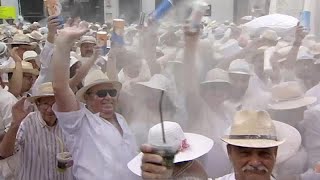 Batalla de polvos de talco en la fiesta de Los Indianos de La Palma [upl. by Boatwright]