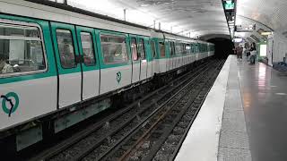 MF77  A la station Invalides sur la ligne 8 du métro parisien [upl. by Ettelrats]