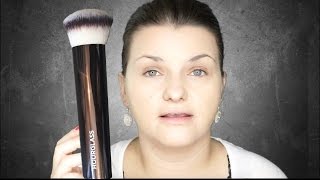 WOW 46 Foundation Brush Review  HOURGLASS [upl. by Enilorac]