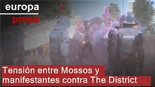 Tensión entre Mossos y manifestantes contra The District [upl. by Neeloj]