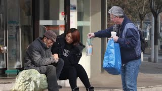 Would You Help a Freezing Old Man Sitting Outside  Social Experiment 当衣着单薄的老人蜷缩在路边，接下来发生的事情太暖了 [upl. by Attikin]