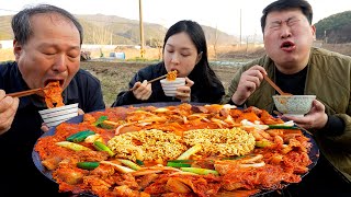 큼직하게 썬 앞다리살에 김장 김치 넣어 끓인 솥뚜껑 김치찌개 Spicy Pork and Kimchi Stew요리amp먹방  Mukbang eating show [upl. by Renrut903]