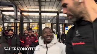 Fiorentina  Salernitana l’arrivo dei calciatori alla Stazione di Firenze Santa Maria Novella [upl. by Aicnerolf7]