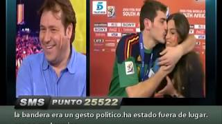 Beso Iker Casillas y Sara Carbonero en Punto Pelota [upl. by Vallery570]