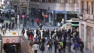 La policia carga contra los estudiantes del instituto Luis Vives 2022012 15h [upl. by Adlaremse388]