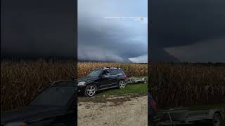 Un imposant mur de nuages a été observé plus tôt cette semaine en Ontario lors du passage dun front [upl. by Tierell]