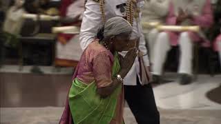 President Kovind presents Padma Shri to Smt Saalumarada Thimmakka [upl. by Knowlton]