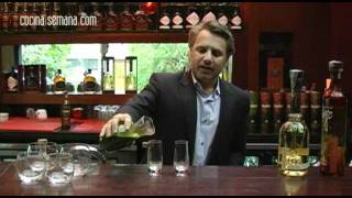 La técnica Como servir tequila ginebra y whisky [upl. by Yrrad]