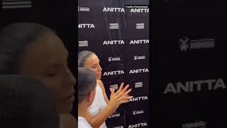 🎥 IveteSangalo conversando com Anitta no quotRéveillon Praia do Fortequot  BA [upl. by Alarick306]