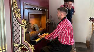 Andre Nieuwkoop speelt tijdens Urkerdag 2024 even in het Kerkje Aan de Zee [upl. by Prebo827]