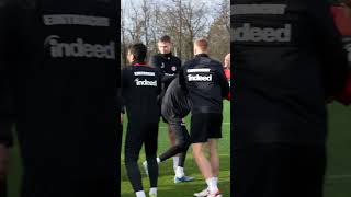 Hugo Ekitiké muss im ersten Training durch den Tunnel 🚇 [upl. by Yeltnarb]