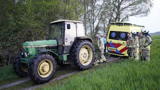 Ambulance komt vast te zitten onderweg naar spoed melding in Westervelde Kleine vs grote trekker [upl. by Ahseit]