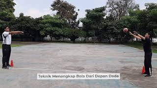 Teknik Menangkap Bola Dari Depan Dada Permainan Bola Tangan [upl. by Ariane392]