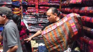 Trajes típicos en el Mercado de Chichicastenango Guatemala [upl. by Aholah]