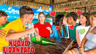 ZIA NICOLE SI FIDANZA CON NUOVO RAGAZZO MENTRE FA GIOCO DELLA BOTTIGLIA CON ILARY E AMICI AL MARE [upl. by Gassman113]