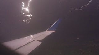 Delta Flight 5176 Landing in Omaha Thunderstorm  May 9 2016 [upl. by Synned206]