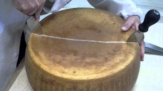 Taglio Parmigiano Reggiano DOP 2001 [upl. by Garate]