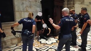 Arresto in Duomo il blitz della Polizia per liberare la guardia giurata [upl. by Ainehs]