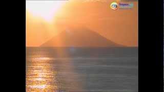 Stromboli tramonto del sole nel cratere del vulcano [upl. by Avle741]