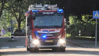 Ambulance krijgt brancard niet naar boven door defecte lift  Brandweer Sliedrecht met spoed [upl. by Lagasse]