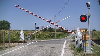 Spoorwegovergang Gualtieri I  Railroad crossing  Passaggio a livello [upl. by Haynes166]