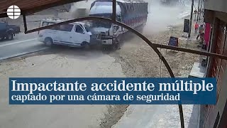 Una cámara de seguridad capta un impactante accidente múltiple en Perú [upl. by Ellehs410]