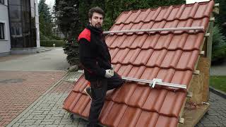 Jak wyciągnąć dachówkę ceramiczną falistą przy montażu instalacji PV [upl. by Rekrap123]