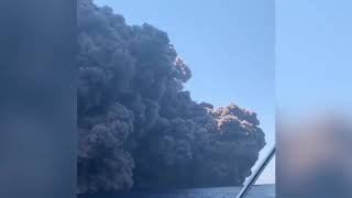 ERUZIONE STROMBOLI torna il Terrore una barca fugge dalla nube del Vulcano [upl. by Thaine]